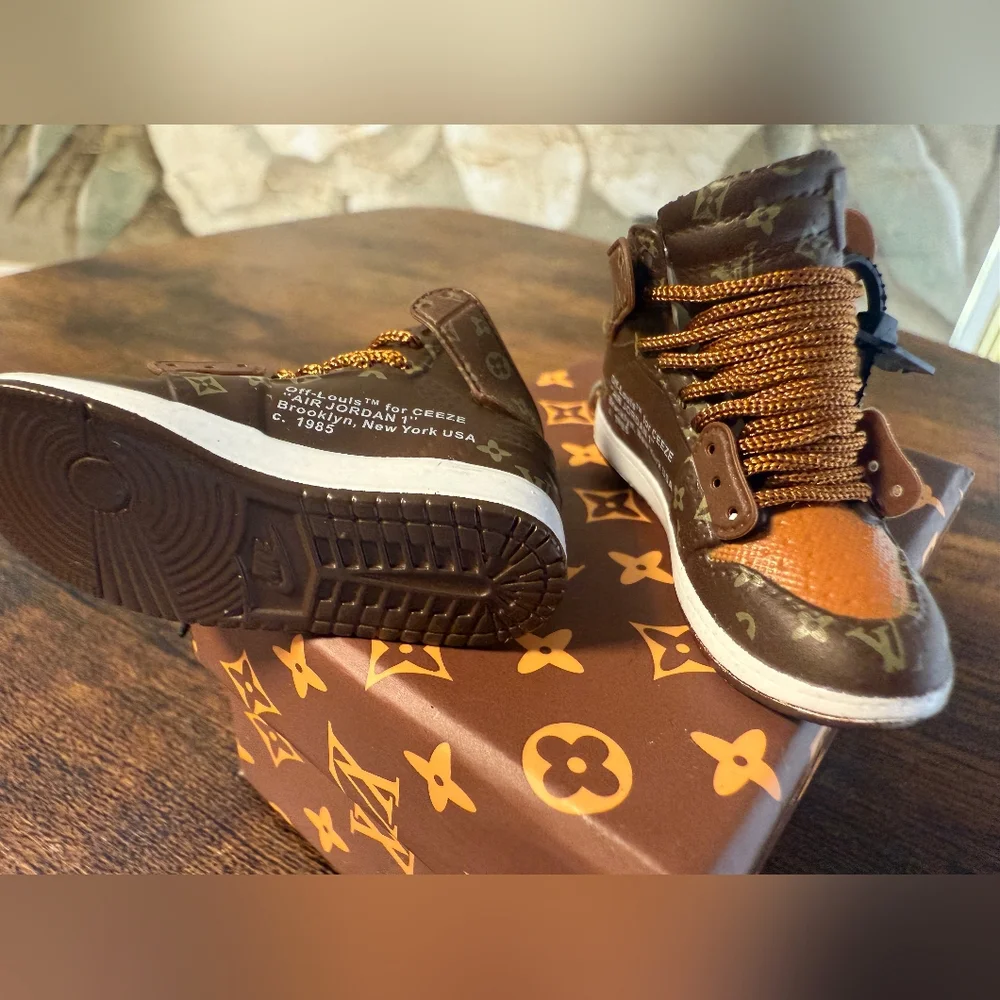 Luxe Inspired High-Top Pair Of Sneaker Keychains With Box! - Picture 5 of 12